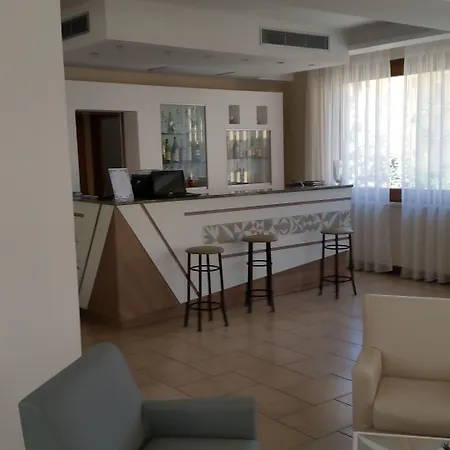 Leone Hotell 3*