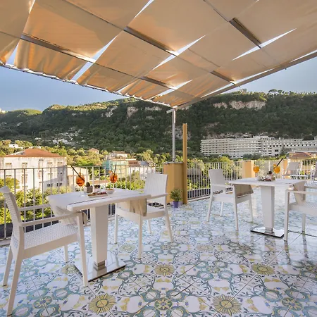 Leone Hotell 3*